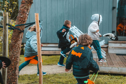 Enfants déguisés courant pendant la chasse aux bonbons au camping